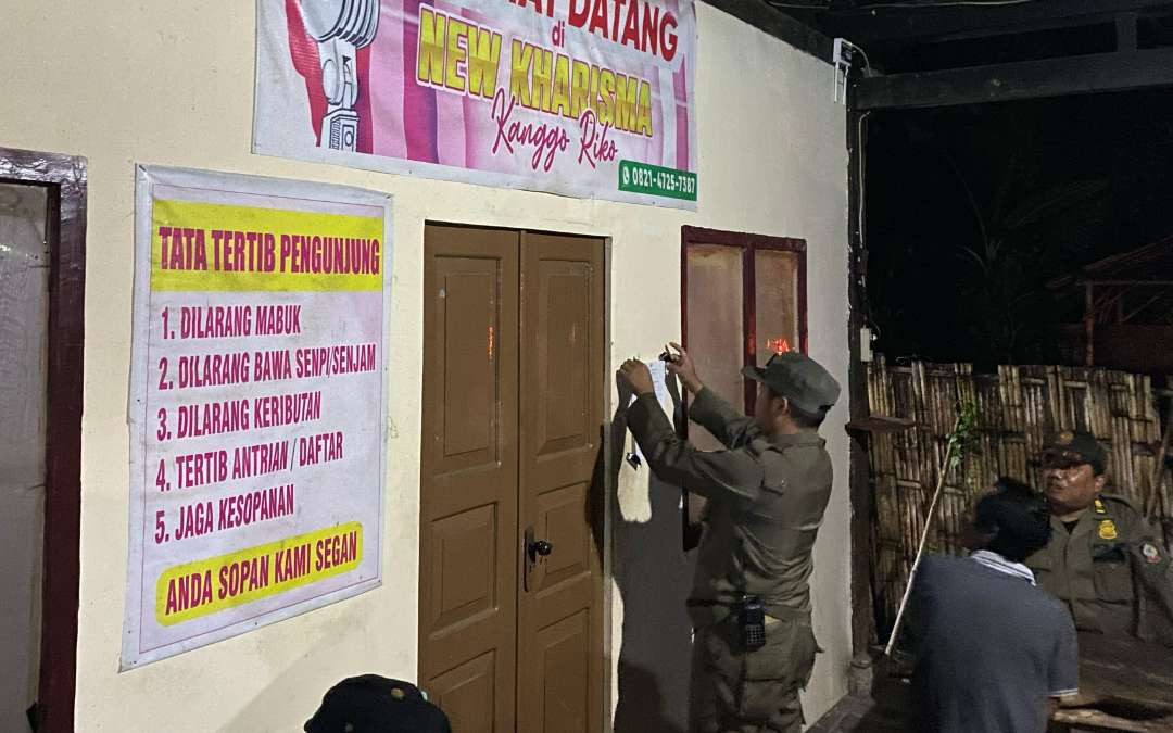 Petugas melakukan penertiban di salah satu tempat hiburan di Banyuwangi (foto : istimewa)