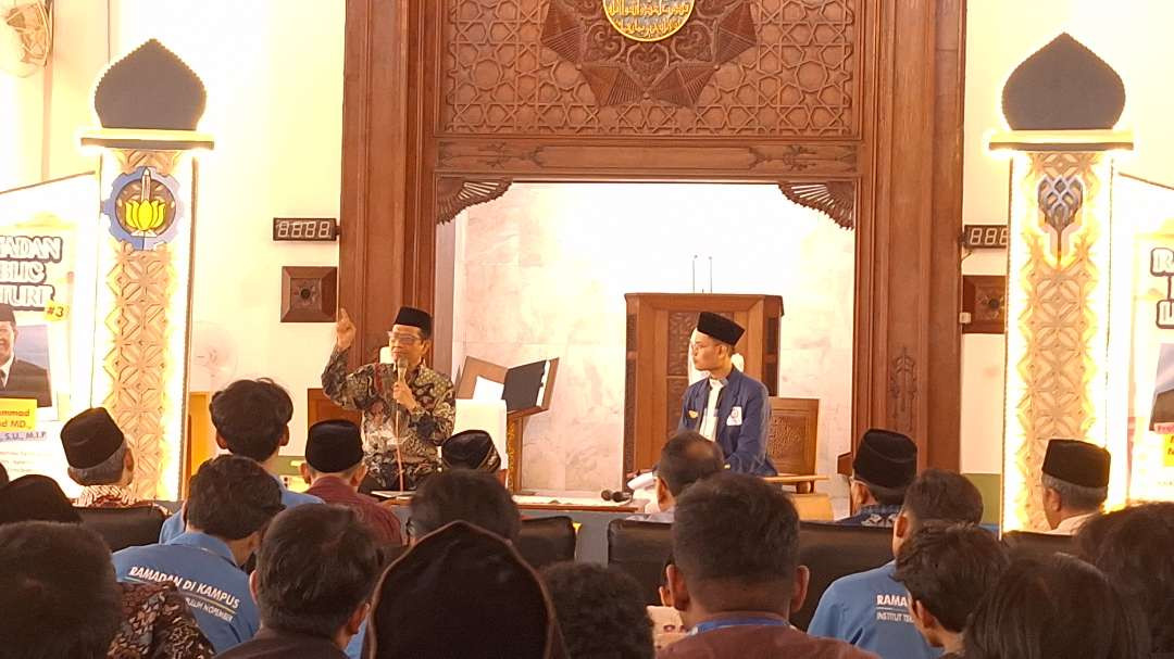 Mantan Menkopolhukam, Mahfud MD saat mengisi ceramah jelang waktu berbuka puasa di Masjid Manurul Ilmi, Institut Teknologi Sepuluh Nopember (ITS) Surabaya, Senin 10 Maret 2025. (Foto: Julianus Palermo/Ngopibareng.id)