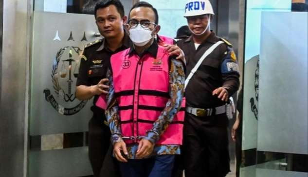 Salah seorang dari sembilan tersangka kasus korupsi besar besaran di PT Pertamina sedang menjalani pemeriksaan di Kejaksaan Agung (Foto: istimewa )