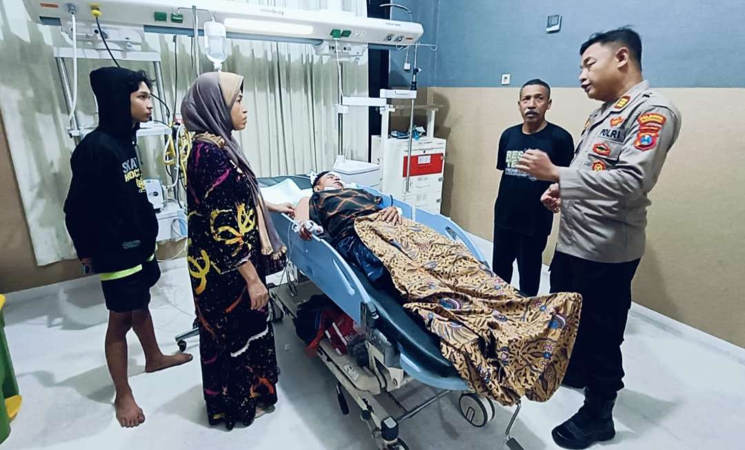 Kapolsek Giri melihat kondisi salah satu korban pembacokan (foto : istimewa)
