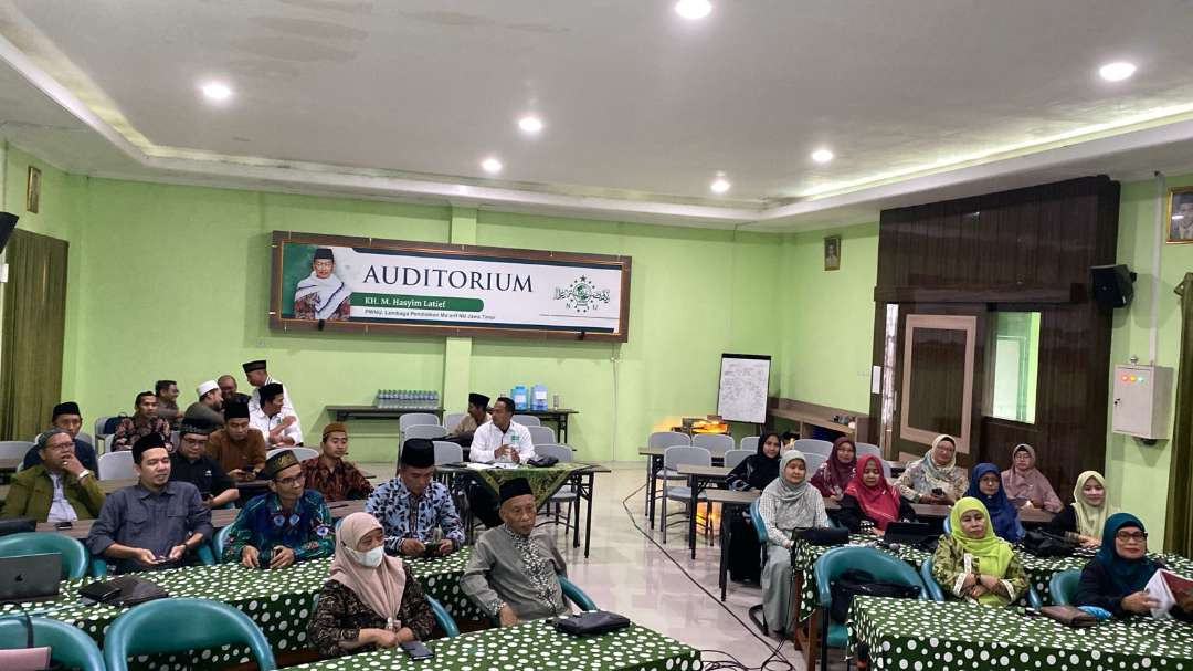 Ketua PW LP Maarif NU Jatim Prof Masdar Hilmy saat memimpin rapat koordinasi program penjaminan mutu dan Diklat. (Foto: adi/ngopibareng.id) 