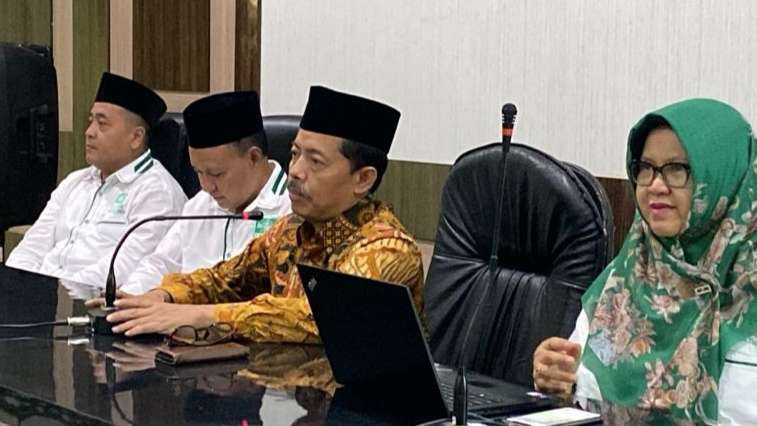 Ketua PW LP Maarif NU Jatim Prof Masdar Hilmy saat memimpin rapat koordinasi program penjaminan mutu dan Diklat. (Foto: adi/ngopibareng.id)