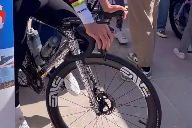 Satu foto yang beredar Tadej Pogacar menaiki sepeda Colnago baru yang masih dibungkus stiker Camo. (Foto: Istimewa)