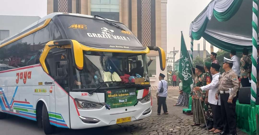 Pelepasan sekitar seribu peserta mudik gratis dengan 20 bus ke tujuh tujuan di Jatim dari halaman Kantor PWNU Jatim, Surabaya, Jumat pagi 28 Maret 2025. (Foto: nu for ngopibareng.id)