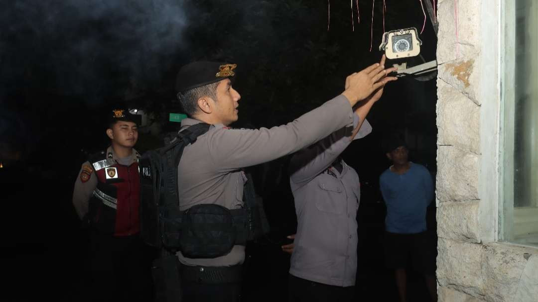 Patroli dilakukan untuk mengantisipasi kejahatan terhadap rumah kosong selama mudik Lebaran. (Foto: Deni Lukmantara/ngopibareng.id)