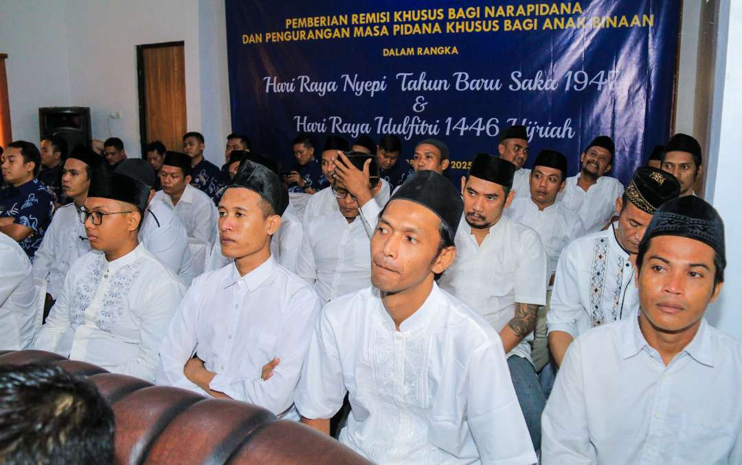 Warga binaan Hindu di Jatim saat terima SK remisi nyepi (foto : Humas Kemenkumham Jatim)