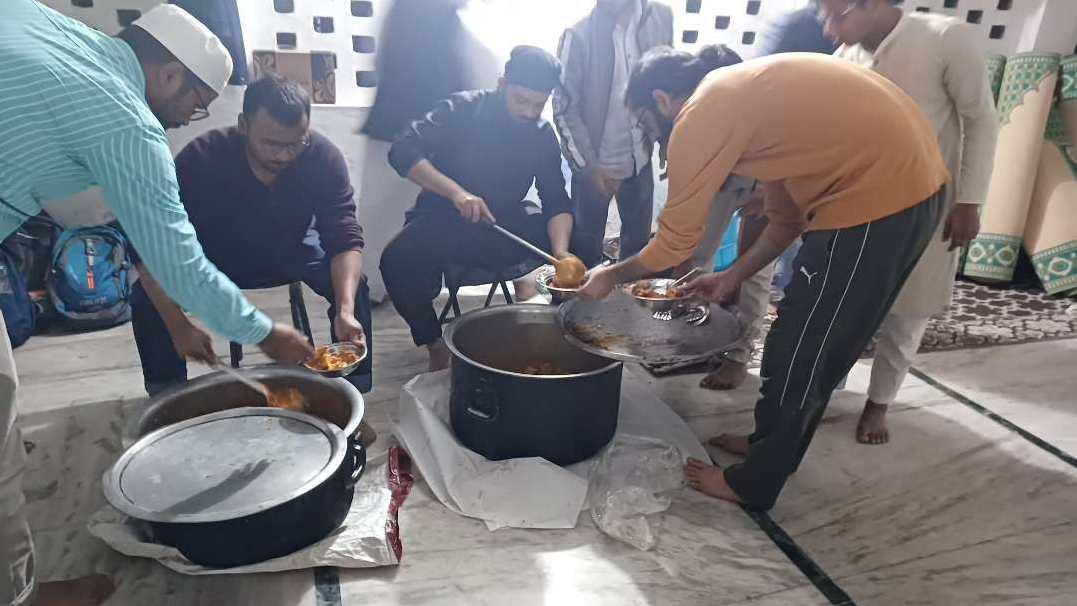 Mahasiswa muslim di IIT Roorkee mengantre nasi biryani di masjid kampus (Foto: Dok Nurtria Rendi Rahmadi/Ngopibareng.id)