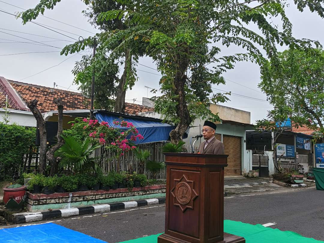 Ustad Qohar Mahmudi, dalam pesan penting tentang pentingnya membersihkan hati agar manusia dapat lebih dekat kepada Allah SWT, dalam khutbah Idul Fitri yang diselenggarakan LAS Keluarga Sakinah di Jalan Patimura, Kecamatan Bojonegoro Kota, Senin 31 Maret 2025. (Foto: Sujatmiko/Ngopibareng.id)