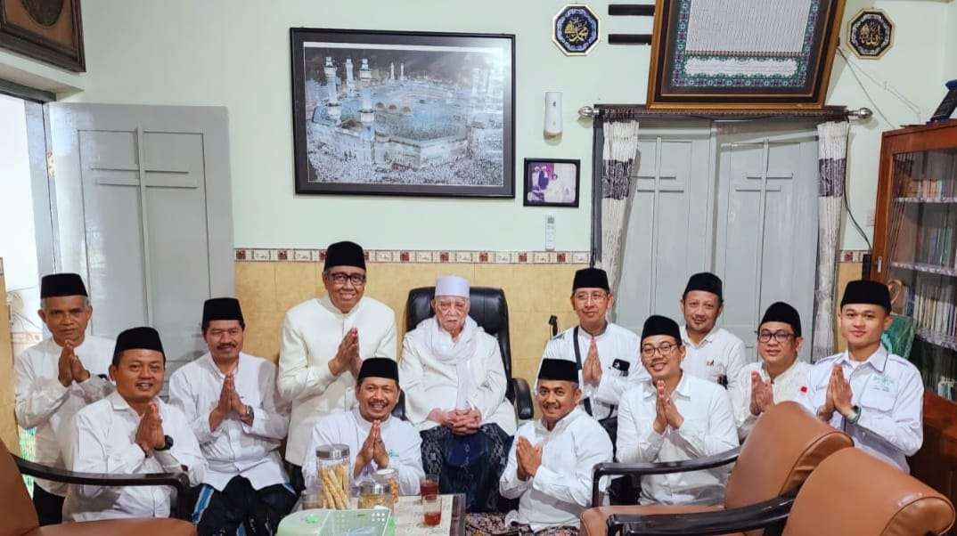 Tim Tanfidziah PWNU Jatim mengadakan Silaturrahim Syawalan kepada Masyayikh PWNU di Kediri, KH M Anwar Manshur. (Foto: nu for ngopibareng.id)