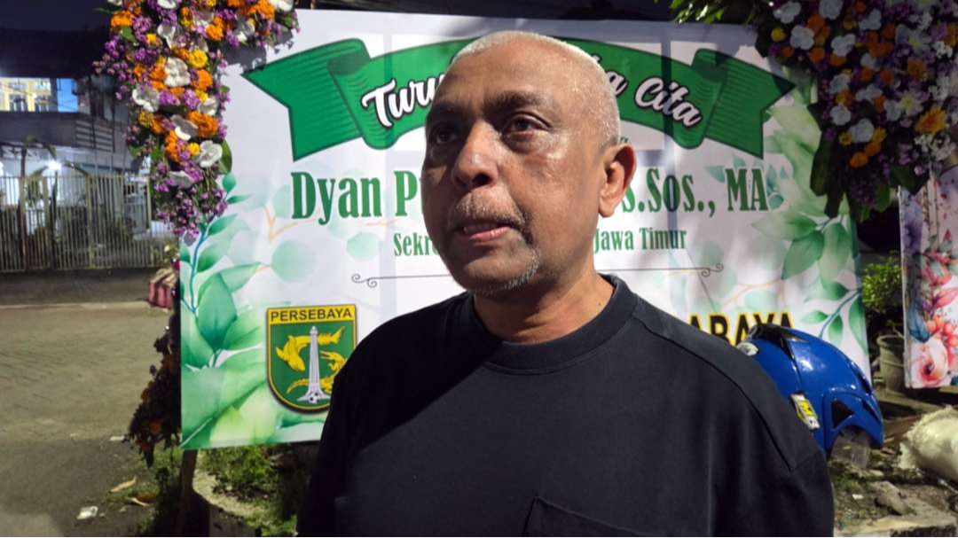 Ketua Asprov PSSI Jatim, Ahmad Riyadh UB ditemui usai takziah di kediaman almarhumah Dyan Puspito Rini, Senin 7 April 2025. (Foto: Fariz Yarbo/Ngopibareng.id)