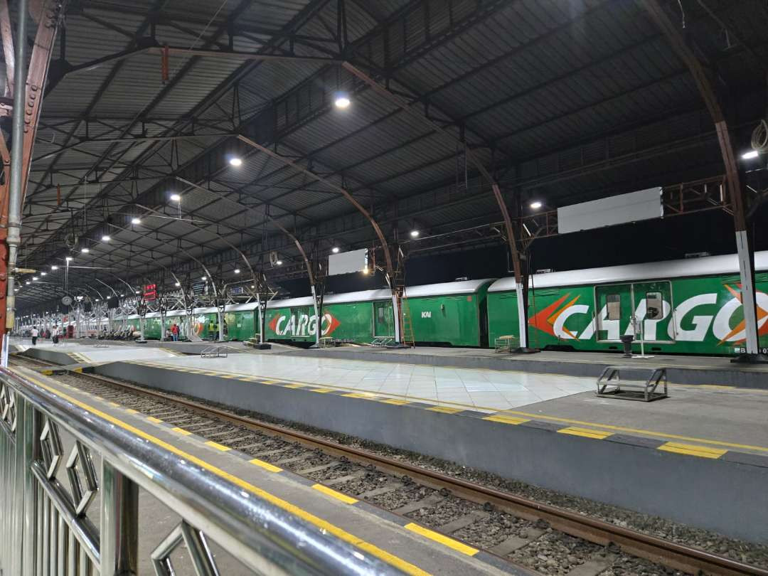 Rangkaian kereta kargo yang sedang transit. Panjang sekali. Ini menunjukkan bahwa KAI tak hanya jadi andalan transportasi penumpang. Tapi juga jadi andalan pengiriman logistik. (Foto: Arif Afandi/Ngopibareng.id)