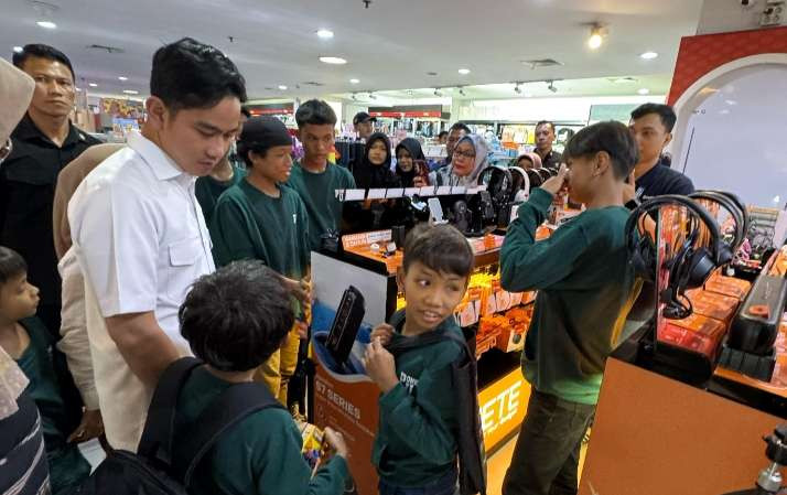 Wspres Gibran Rakabuming saat mengajak anak-anak yatim berbelanja kebutuhan sekolah di Toko Buku Gramedia Matraman. (Foto: Setwapres)