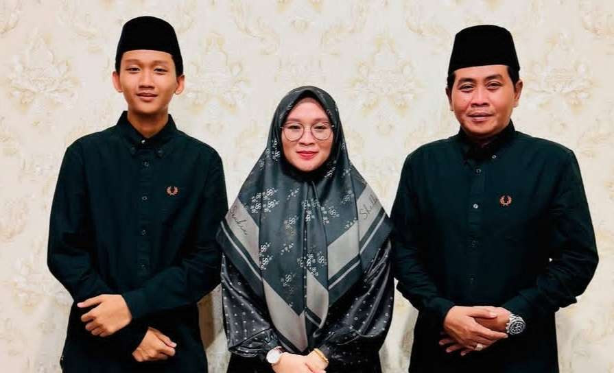 KH Anwar Zahid bersama istri dan putranya. (Foto: dok/ngopibareng.id)