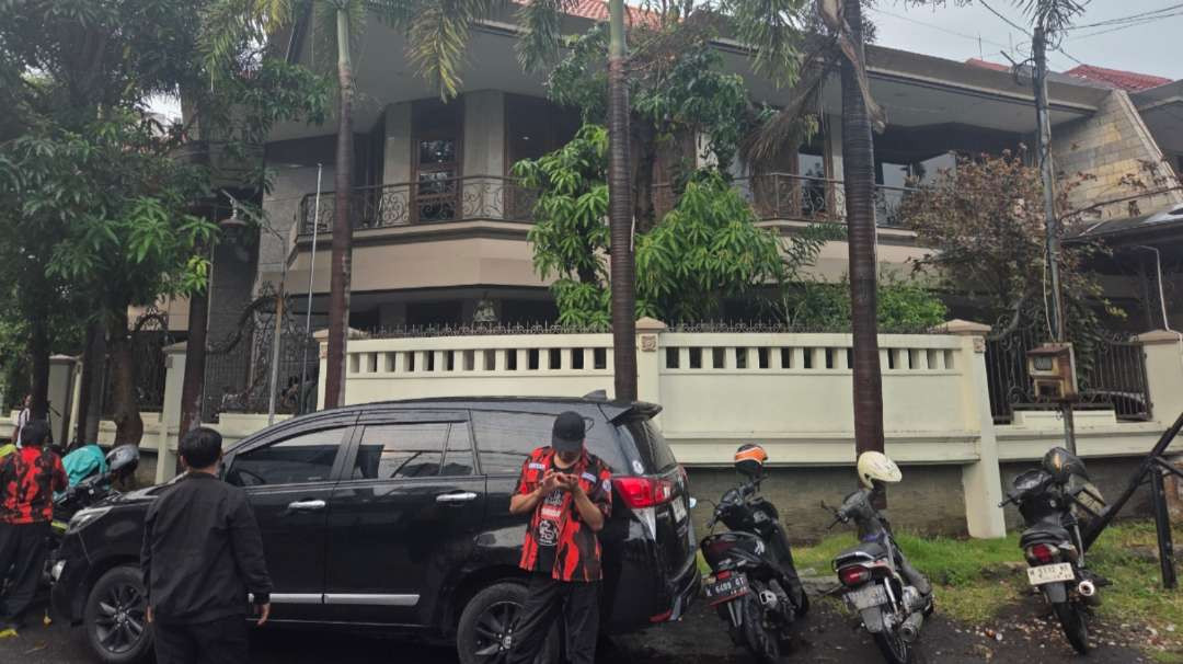 Suasana kediaman di rumah Anggota DPD RI, AA La Nyalla Mattalitti usai penggeledahan, Senin 14 April 2025. (Foto: Fariz Yarbo/Ngopibareng.id)