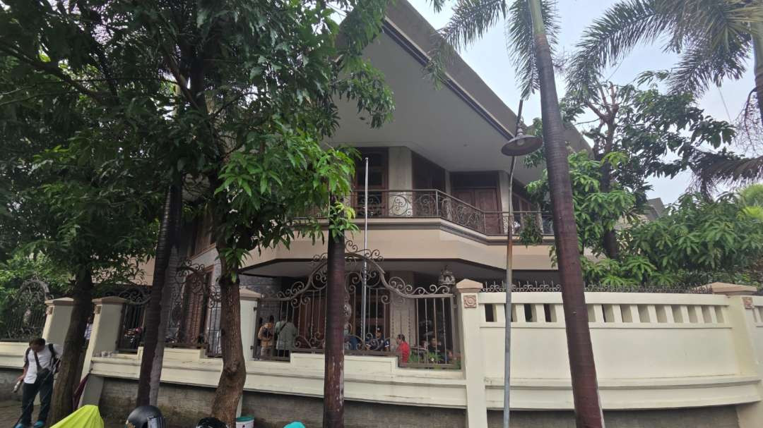Rumah La Nyalla digeledah KPK, Senin 14 April 2025. (Foto: Fariz Yarbo/Ngopibareng.id)