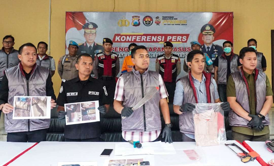 Kasatreskrim Polresta Sidoarjo AKP Fahmi Amarullah (tengah) menunjukkan barang bukti kejahatan (foto :Aini/Ngopibareng.id)