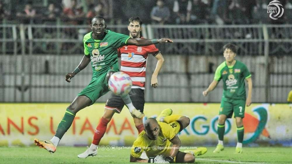 Pemain Persebaya, Flavio Silva saat melawan Madura United. (Foto: Fariz Yarbo/Ngopibareng.id)
