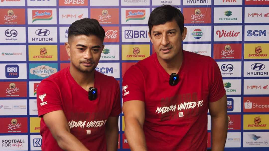 Pelatih Madura United, Angel Alfredo Vera bersama Pemain Ibrahim Sanjaya. (Foto: Fariz Yarbo/Ngopibareng.id)