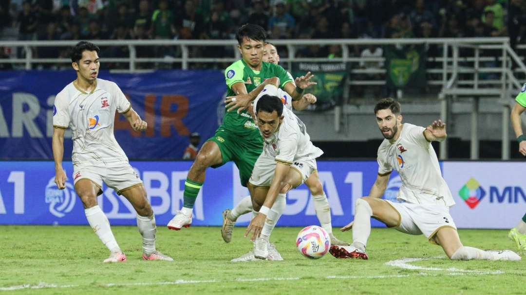 Pemain Persebaya, Kasim Botan mendapat pengawalan ketat pemain-pemain Madura United. (Foto: Fariz Yarbo/Ngopibareng.id)