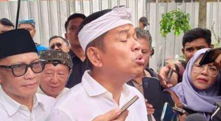 Gubernur Jawa Barat Dedi Mulyadi memberikan keterangan di Bandung, Jabar, Selasa kemarin (22 April) bahwa dirinya mendapat ancaman akan dibunuh. (Foto:Ngopibareng.Id/Antara)