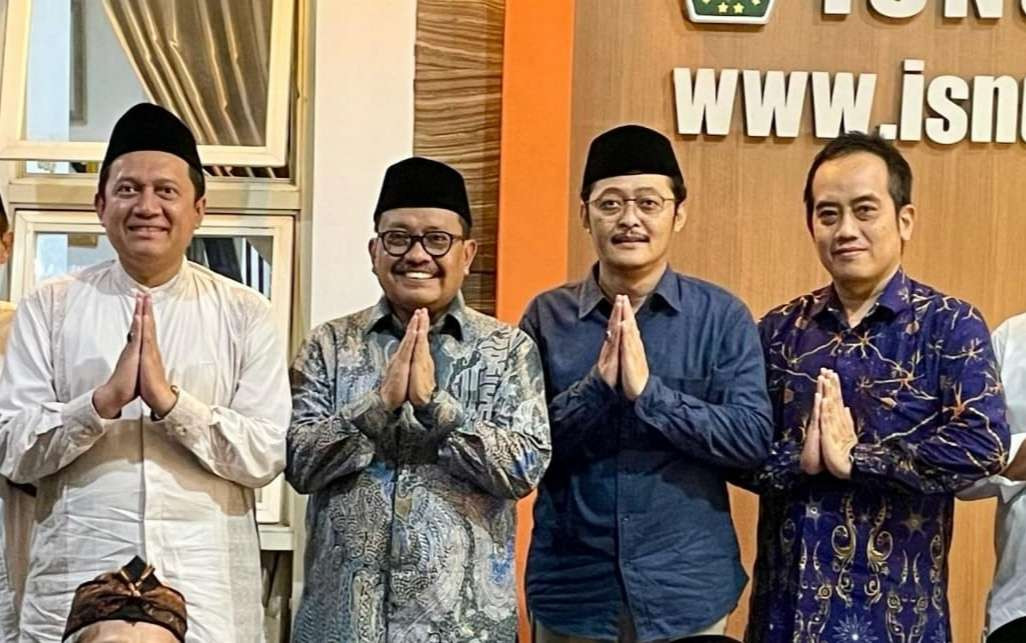 Prof HM Mas'ud Said dan Prof Dr KH Afif Hasbullah, Plt Ketua PW ISNU Jatim dan jajarannya, dalam kegiatan di kantor ISNU di Surabaya. (Foto: adi/ngopibareng.id)