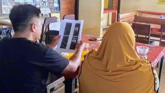 Perempuan di Situbondo didampingi kuasa hukum mempolisikan pria yang menerornya lewat WA.(Foto: Istimewa)