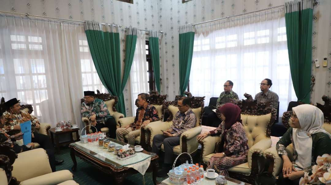 Dialog dengan Rektor UPN Veteran Jawa Timur saat ini adalah Prof. Dr. Ir. Akhmad Fauzi, MMT., IPU, Kamis (24 April 2024) di Pendopo Kabupaten Jombang. (Foto: yus for ngopibareng.id) 