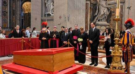Peti mati Paus Fransiskus disemayamkan di Basilika Santo Petrus, sebelum dimakamkan hari ini Sabtu 26 April. (Foto:Ngopibareng.Id/VaticanNews)