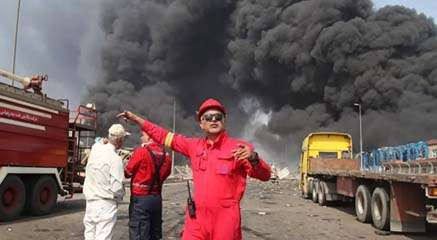 Asap membubung setelah ledakan besar yang merobek Pelabuhan Shahid Rajaee, Iran Sabtu 26 April. (Foto:Ngopibareng.Id/Antara/Anadolu)