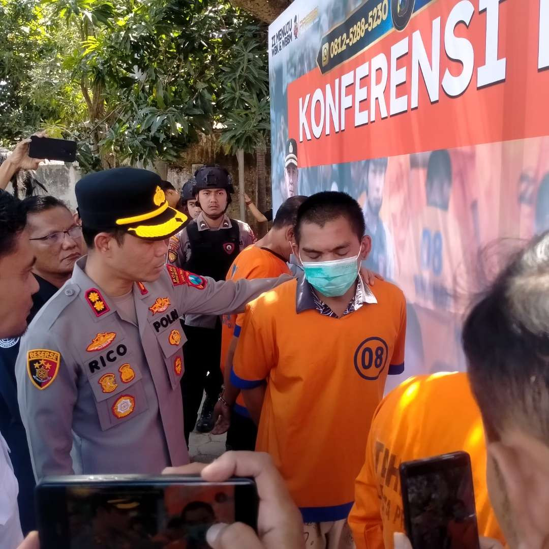 Kapolres Probolinggo Kota, AKBP Rico Yumasri saat menginterogasi tersangka curanmor (Foto: Ikhsan Mahmudi/Ngopibareng.id)