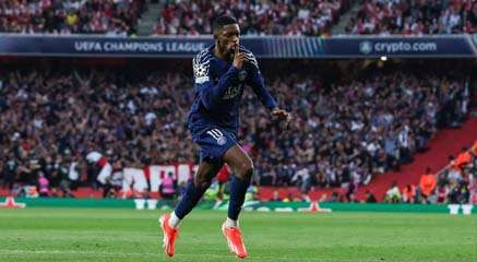 Penyerang PSG Ousmane Dembele merayakan keberhasilannya mencetak gol pada pertandingan leg pertama semifinal Liga Champions lawan tuan rumah Arsenaldi Stadion Emirates, London, Rabu dini hari WIB. (Ngopibareng.Id/Antara/AFP)