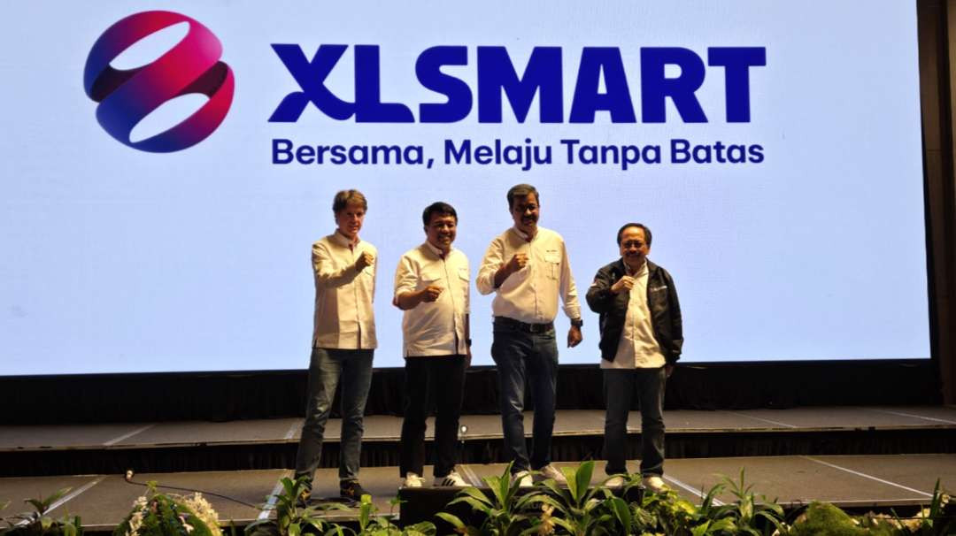 Presiden Direktur XLSMART, Rajeev Sethi (dua dari kanan) bersama jajaran direksi. (Foto: Fariz Yarbo/Ngopibareng.id)