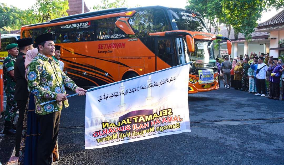 Bupati Sidoarjo H. Subandi lepas keberangkatan ratusan jamaah haji dari Pendopo Kabupaten Sidoarjo (Foto: Aini/Ngopibareng.id)