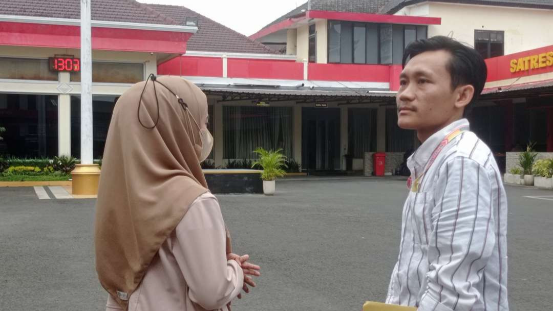 Korban datang ke Polres Jember didampingi kuasa hukumnya (Foto: Rusdi/Ngopibareng.id)