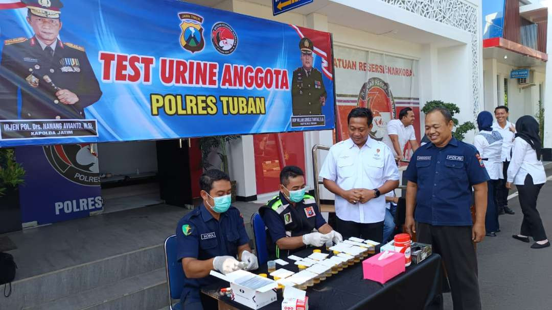 Kegiatan tes urine anggota Polres Tuban yang dilaksanakan oleh Kasatresnarkoba Polres Tuban. (Foto. Istimewa)