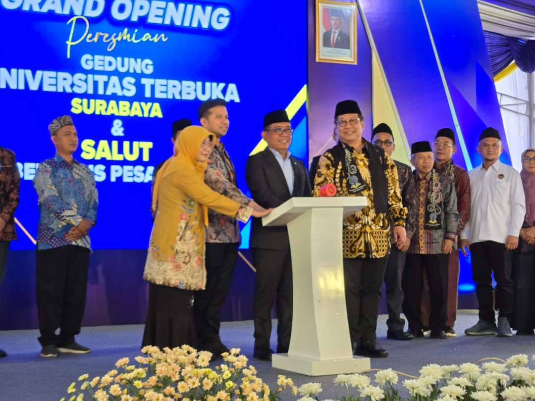 Menko Pemberdayaan Manusia dan Kebudayaan Pratikno usai penandatanganan kerjasama antara UT dan pesantren. (Foto: Istimewa)