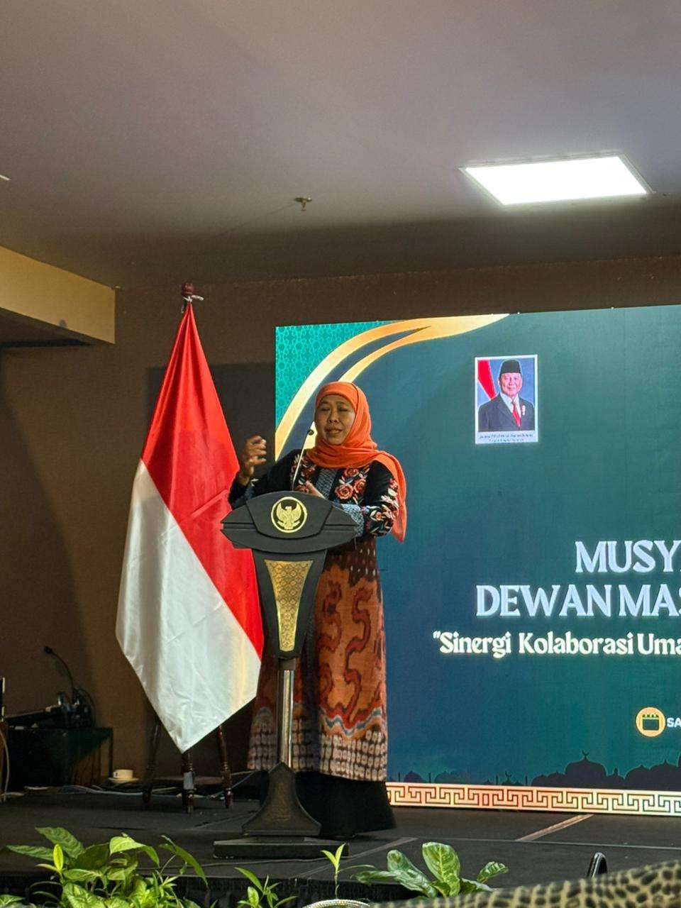 Gubernur Jawa Timur saat memberikan sambutan di acara Muswil Dewan Masjid Indonesia. Dia sempat membanggakan capaian produktivitas tebu di Jawa Timur. (Foto: Arif Afandi/Ngopibareng.id)