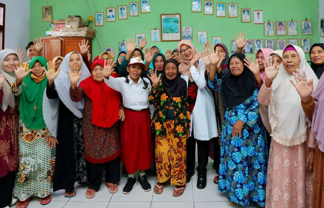 Bupati Banyuwangi Ipuk Fiestiandani bersama sejumlah warga lansia (foto: Pemkab Banyuwangi)