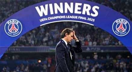 Pelatih Inter Milan Simone Inzaghi berjalan di bawah panggung yang disedaiakan untuk PSG, tim yang menjuarai Liga Champions 2025, Minggu dini hari.  (Foto:Ngopibareng.Id/AFP)