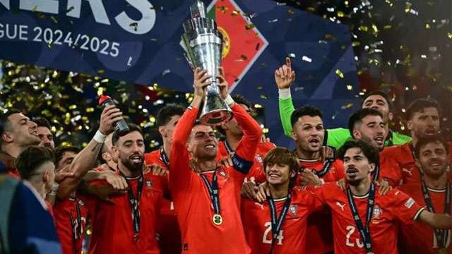 Kapten Timnas Portugal Cristiano Ronaldo (tengah) mengangkat trofi UEFA Nations League setelah menjadi juara dengan mengalahkan Timnas Spanyol di partai final, di Stadion Allianz Arena, Muenchen, Jerman, Minggu malam. (Foto:Ngopibareng.Id/Antara/UEFA.com)