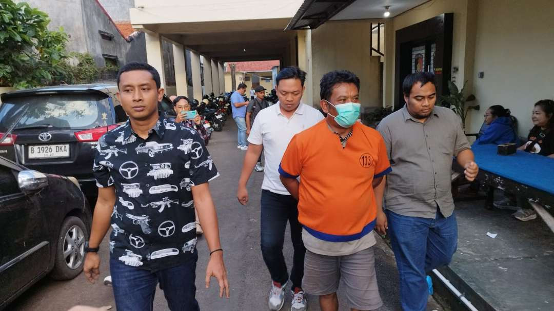Polisi mengamankan JS atas kasus judi online (foto: Muh Hujaini/Ngopibareng.id)