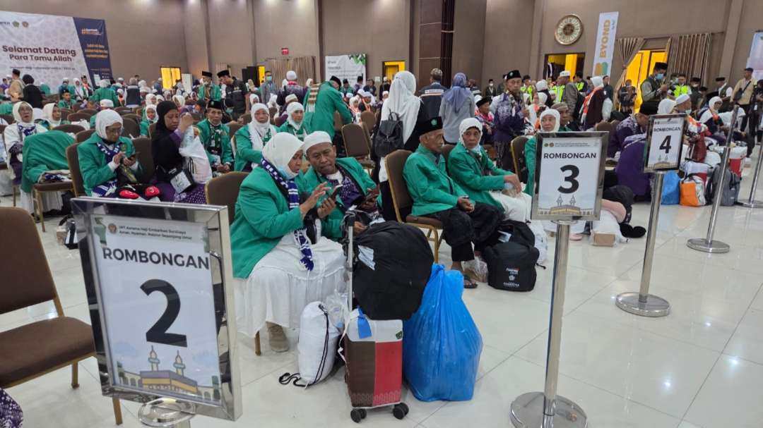 Jamaah haji kloter pertama debarkasi Surabaya tiba di Asrama Haji Sukolilo, Surabaya, Kamis 12 Juni 2025. (Foto: Fariz Yarbo/Ngopibareng.id)