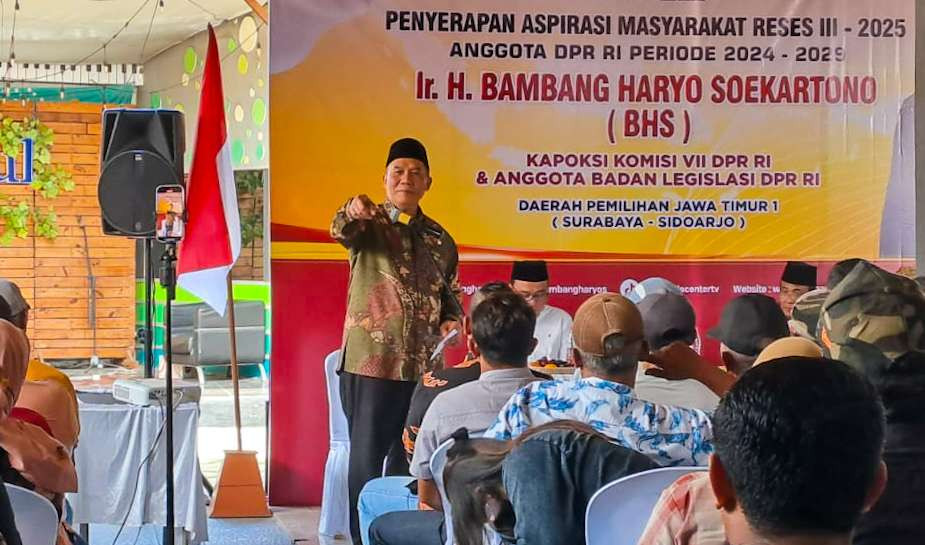 Bambang Haryo saat berintDesa Kedungsumur, Kecamatan Porong, Sidoarjo, dinilai memiliki potensi besar untuk mendukung program-program strategis nasionaleraksi dengan warga Porong, Sidoarjo (Foto: Aini Arifin/Ngopibareng.id)