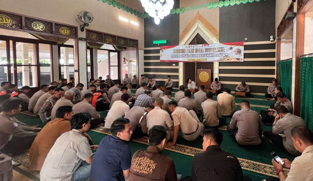 Zikir dan doa bersama digelar Polresta Banyuwangi di Masjid setempat (foto: istimewa)