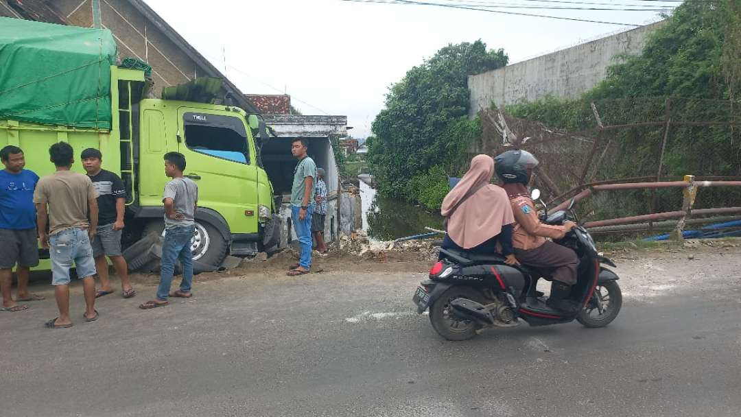 Truk tronton menghantam jembatan dan rumah warga di Desa Tambakboyo, Tuban (dok. Polres Tuban)