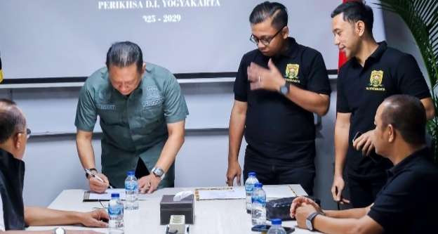 Ketua Umum  PERIKSHA Bambang SoesatyomengukuhkanKanjeng Pangeran Haryo Purbodiningrat (kiri) menjadi Pengurus PERIKSHA  Yogyakarta periode 2025-2029  ( istimewa )