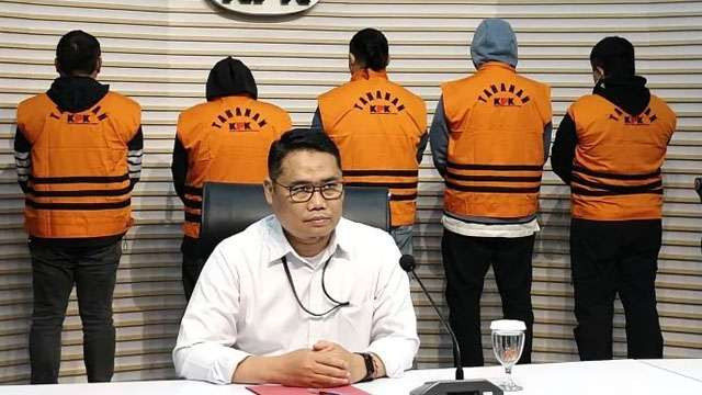 Lima tersangka kasus dugaan korupsi dalam proyek pembangunan jalan di Sumut dalam konferensi pers di Gedung Merah Putih KPK, Jakarta, Sabtu (28 Juni) (Ngopibareng.Id/Antara/Nadia Putri Rahmani)