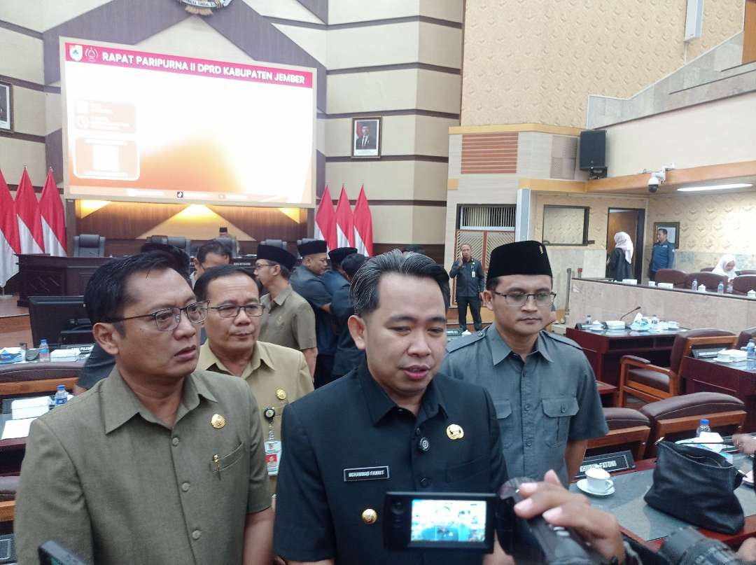 Bupati Jember Muhammad Fawait (tengah) (Foto: Rusdi/Ngopibareng.id)