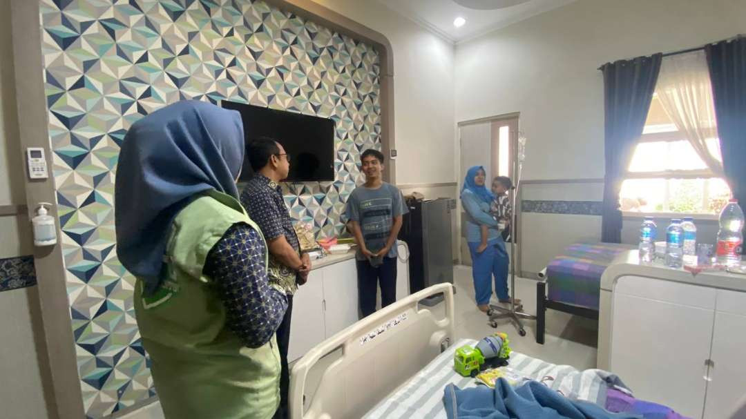 Petugas BPJS SATU melakukan kunjungan ke salah satu peserta JKN yang sedang menjalani rawat inap (foto: istimewa)