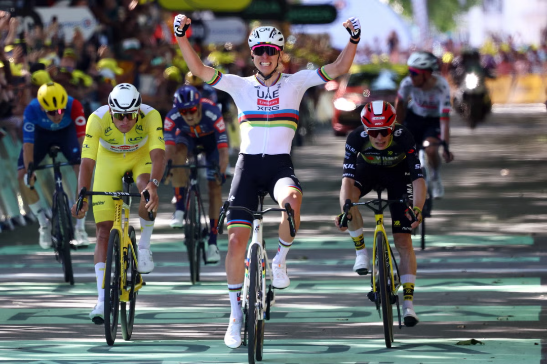 Tadej Pogacar berhasil mengalahkan Mathieu van der Poel di Tour de France etape 4